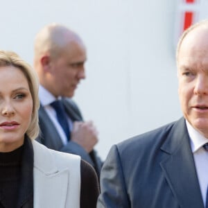 Le prince Albert II de Monaco et la princesse Charlene offrent des cadeaux aux personnes âgées de la principauté au siège de la Croix Rouge à Monaco le 14 novembre 2024 dans le cadre des célébrations de la Fête Nationale monégasque. © Olivier Huitel / Pool Monaco / Bestimage