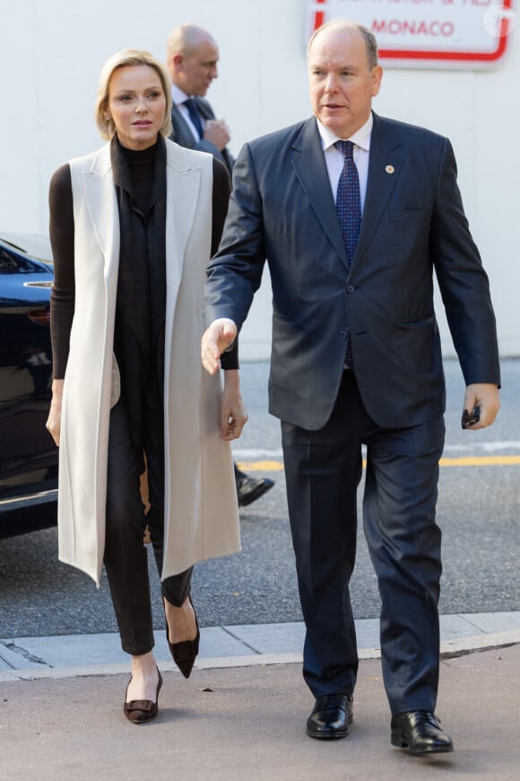 Le prince Albert II de Monaco et la princesse Charlene offrent des cadeaux aux personnes âgées de la principauté au siège de la Croix Rouge à Monaco le 14 novembre 2024 dans le cadre des célébrations de la Fête Nationale monégasque. © Olivier Huitel / Pool Monaco / Bestimage