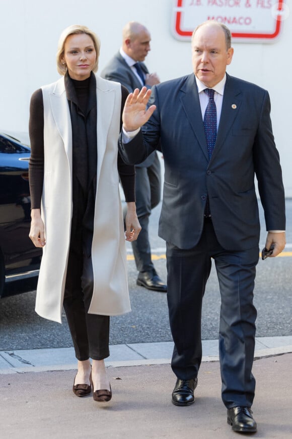 Le prince Albert II de Monaco et la princesse Charlene offrent des cadeaux aux personnes âgées de la principauté au siège de la Croix Rouge à Monaco le 14 novembre 2024 dans le cadre des célébrations de la Fête Nationale monégasque. © Olivier Huitel / Pool Monaco / Bestimage