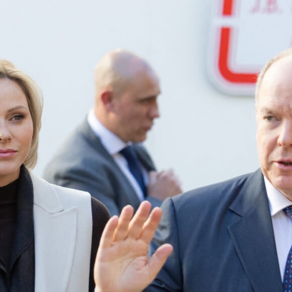 Le prince Albert II de Monaco et la princesse Charlene offrent des cadeaux aux personnes âgées de la principauté au siège de la Croix Rouge à Monaco le 14 novembre 2024 dans le cadre des célébrations de la Fête Nationale monégasque. © Olivier Huitel / Pool Monaco / Bestimage