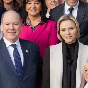 Le prince Albert II de Monaco et la princesse Charlene offrent des cadeaux aux personnes âgées de la principauté au siège de la Croix Rouge à Monaco le 14 novembre 2024 dans le cadre des célébrations de la Fête Nationale monégasque. © Olivier Huitel / Pool Monaco / Bestimage