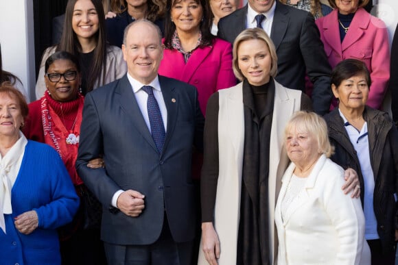 Le prince Albert II de Monaco et la princesse Charlene offrent des cadeaux aux personnes âgées de la principauté au siège de la Croix Rouge à Monaco le 14 novembre 2024 dans le cadre des célébrations de la Fête Nationale monégasque. © Olivier Huitel / Pool Monaco / Bestimage