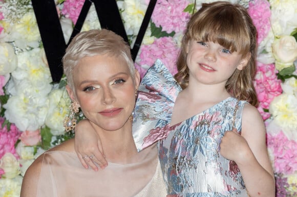 La princesse Charlène de Monaco et sa fille La princesse Gabriella de Monaco, comtesse de Carladès remettent le prix "Emerging Designer Award" à Ramzen lors de la Monte-Carlo fashion week à l'Opéra Garnier de Monaco le 24 mai 2022. © Olivier Huitel/Bestimage