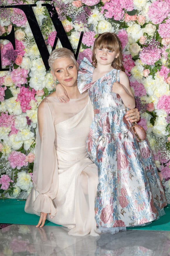 changeant parfois de couleur comme en adoptant le blond polaire et même le brun en 2023.
 La princesse Charlène de Monaco et sa fille La princesse Gabriella de Monaco, comtesse de Carladès remettent le prix "Emerging Designer Award" à Ramzen lors de la Monte-Carlo fashion week à l'Opéra Garnier de Monaco le 24 mai 2022. © Olivier Huitel/Bestimage