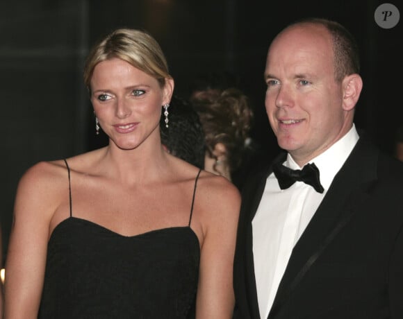 Le Prince Albert de Monaco et Charlene Wittstock lors de la première sortie officielle du couple à l'occasion du gala de l'Automobile Club à l'occasion du Grand Prix de Formule 1 à Monaco, le 28 mai 2006. 