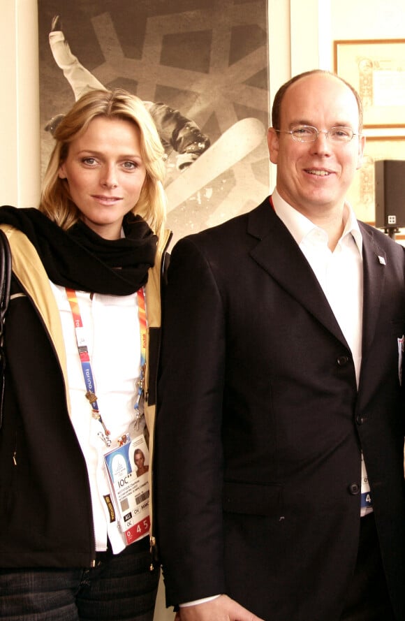 Pour retrouver des images de la princesse avec les cheveux vraiment longs, il faut remonter aux années 2000. 
Archive - Le prince Albert II de Monaco et Charlène Wittstock lors des Jeux Olympiques de Turin, Italie, le 11 février 2006. © Claudia Albuquerque/Bestimage 