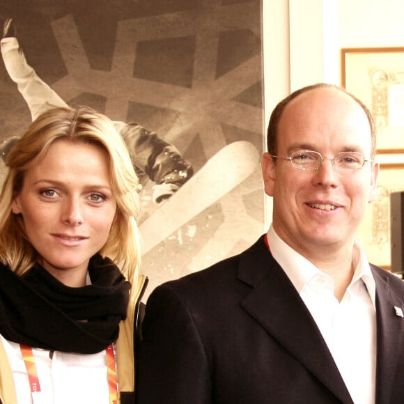 Pour retrouver des images de la princesse avec les cheveux vraiment longs, il faut remonter aux années 2000. 
Archive - Le prince Albert II de Monaco et Charlène Wittstock lors des Jeux Olympiques de Turin, Italie, le 11 février 2006. © Claudia Albuquerque/Bestimage 