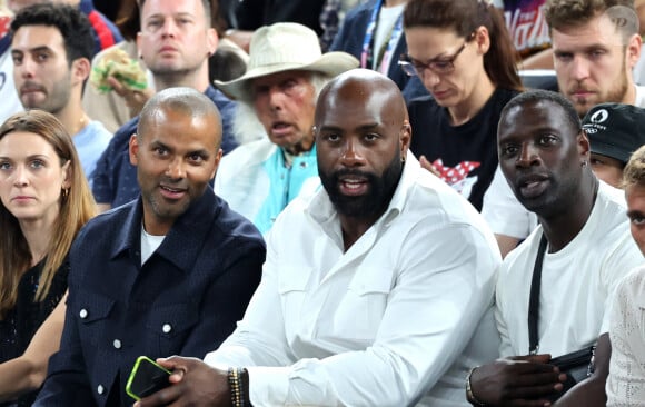 Manon Apithy-Brunet, Tony Parker, Thierry Henry, Teddy Riner, Omar Sy - Les célébrités en tribunes pendant la finale de basketball opposant les Etats-Unis à la France (98-87) lors des Jeux Olympiques de Paris 2024 (JO) à l'Arena Bercy, à Paris, France, le 10 août 2024. © Jacovides-Perusseau/Bestimage 