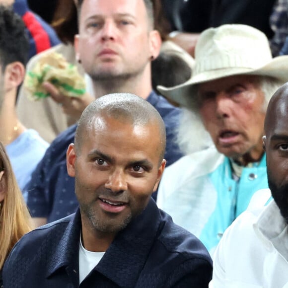 Manon Apithy-Brunet, Tony Parker, Thierry Henry, Teddy Riner, Omar Sy - Les célébrités en tribunes pendant la finale de basketball opposant les Etats-Unis à la France (98-87) lors des Jeux Olympiques de Paris 2024 (JO) à l'Arena Bercy, à Paris, France, le 10 août 2024. © Jacovides-Perusseau/Bestimage 