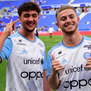 Youtubeur Inoxtag et Michou lors du match de football caritatif entre l'OL Légendes et la team Unicef au Groupama Stadium à Lyon en faveur des enfants d'Ukraine et pour célébrer les 20 ans du premier titre de Champion de France de l Olympique Lyonnais le 10 mai 2022. © Romain Doucelin / Bestimage 