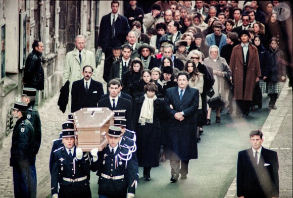 Obsèques de Francois Mitterrand à Jarnac (16) le 11 janvier 1996. Son épouse Danielle, entourée de ses deux fils Gilbert et Jean-Christophe, Mazarine et Anne Pingeot ainsi que Roger Hanin et Roland Dumas suivent le cercueil du défunt. Photo par Duffour P/ANDBZ/ABACAPRESS.COM