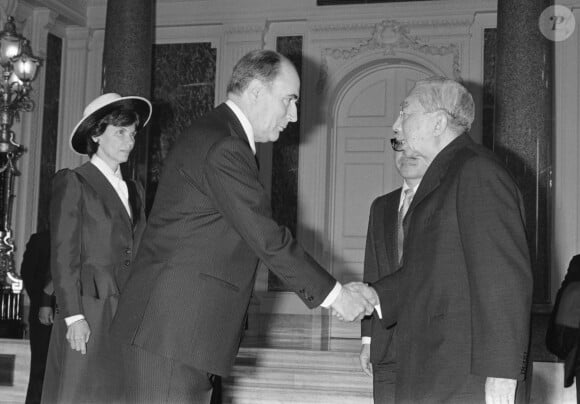 Le président français François Mitterrand, au centre, serre la main de l'empereur Hirohito à la Maison des hôtes d'État à Tokyo, le 15 avril 1982, sous le regard de la première dame Danielle, à gauche. Mitterrand a été le premier chef d'État français à se rendre au Japon en tant qu'invité d'État. Photo par Jiji Press/ABACAPRESS.COM