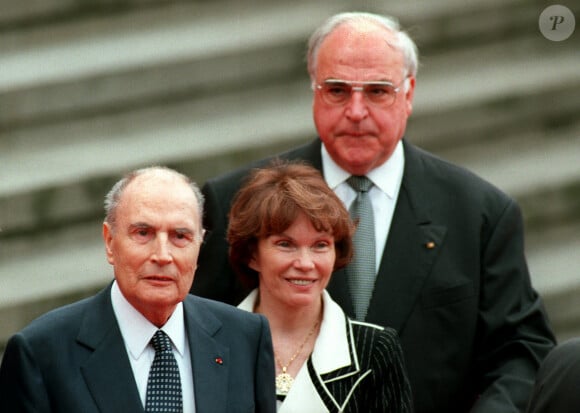 François et Danielle Mitterrand accompagnés du chancelier allemand Helmut Kohl à Berlin, Allemagne, le 8 mai 1995. Photo par Peter Kneffel/DPA/ABACAPRESS.COM