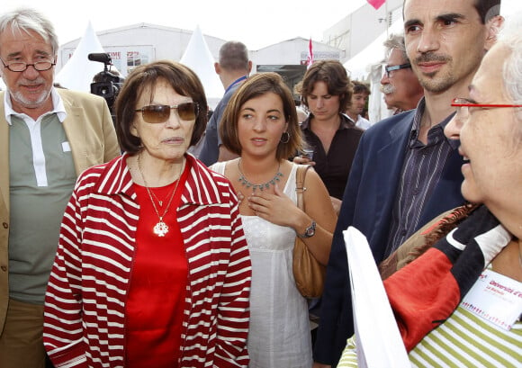 Danielle Mitterrand, veuve de l'ancien président français François Mitterrand, et Laurianne Deniaud, présidente du Mouvement de la jeunesse socialiste (MJS), sont photographiées lors du deuxième jour du camp d'été annuel du Parti socialiste français (PS) à La Rochelle, dans l'ouest de la France, le 28 août 2010. Photo par Bernard Patrick/ABACAPRESS.COM