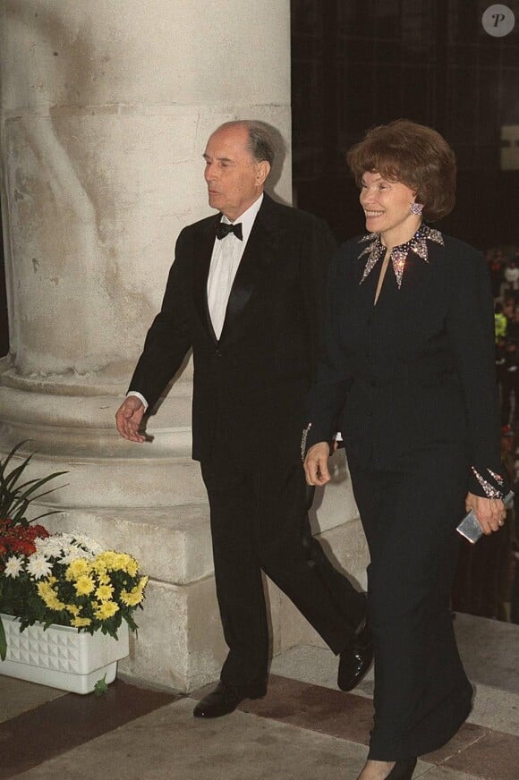 Son époux, François Mitterrand le savait...
Le président François Mitterrand arrive avec son épouse Danielle au Guildhall, à Portsmouth, pour un banquet d'État destiné à commémorer le 50e anniversaire de l'invasion alliée du jour J en Normandie. Le 6 juin 1994. Photo par DPA/ABACAPRESS.COM