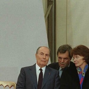 La reine Elizabeth II, le Président Mitterrand et sa femme lors de l'inauguration du tunnel sous la Manche) Universal Pictorial Press en 1994 Photo par DPA/ABACAPRESS.COM