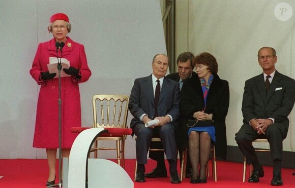 La reine Elizabeth II, le Président Mitterrand et sa femme lors de l'inauguration du tunnel sous la Manche) Universal Pictorial Press en 1994 Photo par DPA/ABACAPRESS.COM