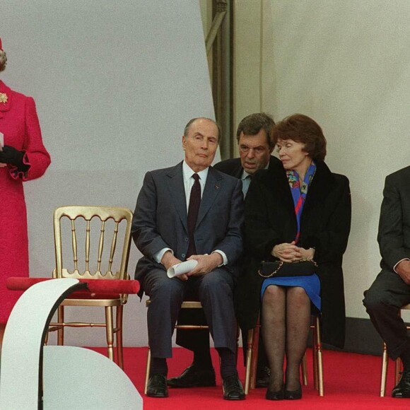 La reine Elizabeth II, le Président Mitterrand et sa femme lors de l'inauguration du tunnel sous la Manche) Universal Pictorial Press en 1994 Photo par DPA/ABACAPRESS.COM