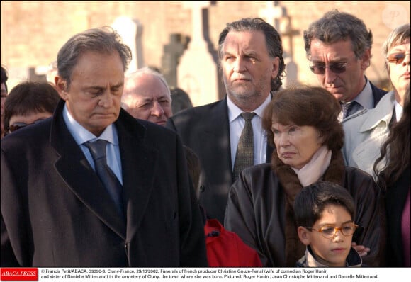 ...mais a choisi de l'accepter et de ne pas le cacher au clan Mitterrand.
Francis Petit/ABACA. 39390-3. Cluny-France, 29/10/2002. Funérailles de la productrice française Christine Gouze-Renal (épouse de l'humoriste Roger Hanin et soeur de Danielle Mitterrand) au cimetière de Cluny, sa ville natale. Sur la photo : Roger Hanin , Jean Christophe Mitterrand et Danielle Mitterrand.