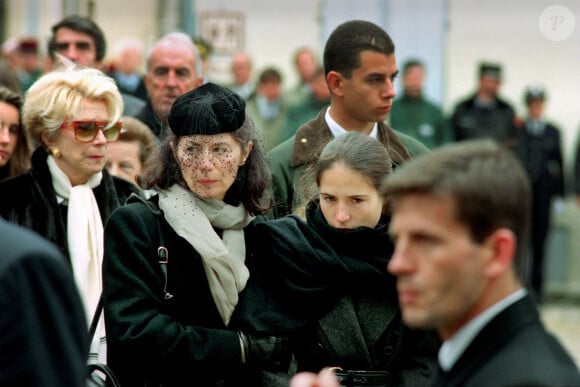 Lui-même entretenait une liaison avec Anne Pingeot...
Obsèques de François Mitterrand dans sa ville natale de Jarnac, en Charente, dans le sud-ouest de la France, le 11 janvier 1996. La maîtresse de François Mitterrand, Anne Pingeot, coiffée d'un chapeau noir, et leur fille Mazarine Pingeot, aux cheveux noirs, suivent le cercueil de l'ancien président. Photo par Alamy/ABACAPRESS.COM