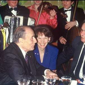 Francois Mitterrand, son épouse Danielle, Alain Delon et Isabelle Huppert à Paris en 1992.