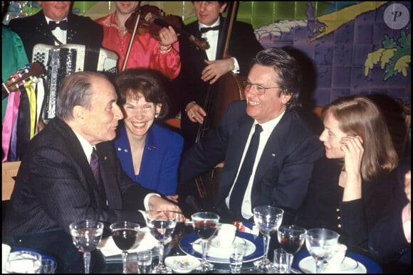 Francois Mitterrand, son épouse Danielle, Alain Delon et Isabelle Huppert à Paris en 1992.