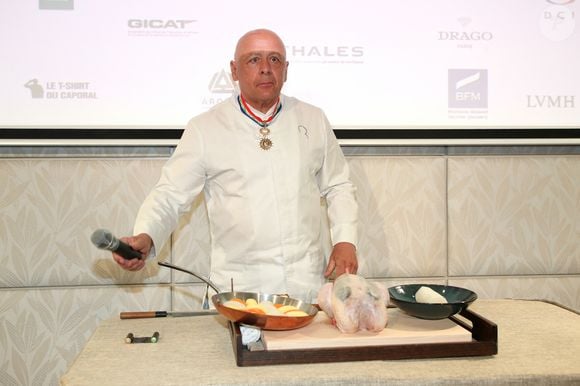 Le Chef Thierry Marx (qui a fait le menu de la soirée) explique sa cuisine aux Saint-Cyriens - Grand Gala de Saint-Cyr 2024 au Pavillon de l'Élysée à Paris, France, le 30 juin 2024. © Bertrand RindoffBestimage