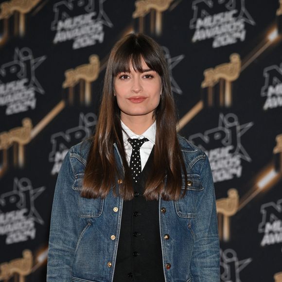 Clara Luciani au photocall de la 26ème édition des NRJ Music Awards à Cannes, le 1er novembre 2024. © Bebert-Guignebourg/Bestimage