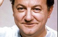 Coluche généreux : son cadeau faramineux à l'Abbé Pierre, "son pote" qu'il a aidé financièrement