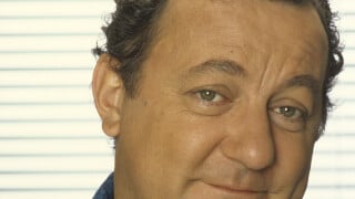 Coluche généreux : son cadeau faramineux à l'Abbé Pierre, "son pote" qu'il a aidé financièrement