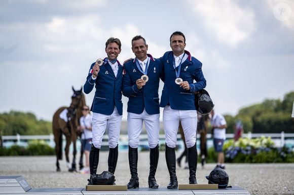 Médaillés de bronze, France avec l'équipe de DELESTRE Simon en selle sur I AMELUSINA, PERREAU Olivier en selle sur DORAI D'AIGUILLY et EPAILLARD Julien en selle sur DUBAI DU CEDRE, lors de la cérémonie de remise des médailles de la finale du saut d'obstacles par équipes - Jeux Olympiques Paris 2024 au Château de Versailles, près de Paris, France Saut d'obstacles par équipe.