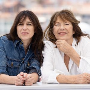 Car elles ont dû la vider
Charlotte Gainsbourg, Jane Birkin (habillée en Celine) au photocall du film Jane par Charlotte (Cannes première) lors du 74ème festival international du film de Cannes le 8 juillet 2021 © Borde / Jacovides / Moreau / Bestimage