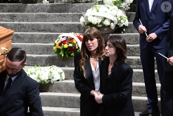 Lou Doillon, Charlotte Gainsbourg - Sorties des obsèques de Jane Birkin en l'église Saint-Roch à Paris. Le 24 juillet 2023 © Jacovides-KD Niko / Bestimage