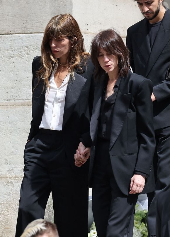 Lou Doillon, Charlotte Gainsbourg - Obsèques de Jane Birkin en l'église Saint-Roch à Paris. © Jacovides-KD Niko / Bestimage