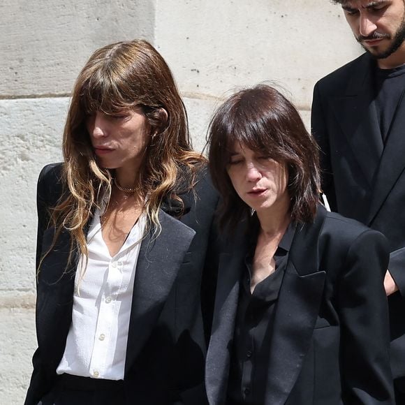 Lou Doillon, Charlotte Gainsbourg - Obsèques de Jane Birkin en l'église Saint-Roch à Paris. © Jacovides-KD Niko / Bestimage