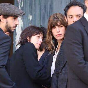 Ben Attal, Charlotte Gainsbourg, Lou Doillon, Roman de Kermadec (fils de Kate Barry) - Obsèques de Jane Birkin en l'église Saint-Roch à Paris. Le 24 juillet 2023 © Jacovides-KD Niko / Bestimage