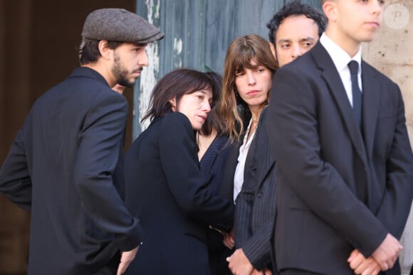 Ben Attal, Charlotte Gainsbourg, Lou Doillon, Roman de Kermadec (fils de Kate Barry) - Obsèques de Jane Birkin en l'église Saint-Roch à Paris. Le 24 juillet 2023 © Jacovides-KD Niko / Bestimage