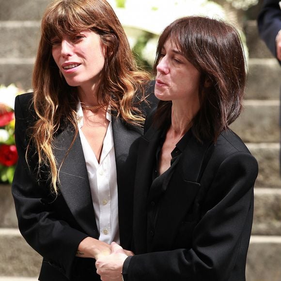 Lou Doillon et Charlotte Gainsbourg - Sorties des obsèques de Jane Birkin en l'église Saint-Roch à Paris. Le 24 juillet 2023 © Jonathan Rebboah / Panoramic / Bestimage 