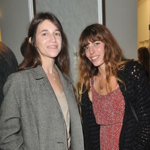 Charlotte Gainsbourg et Lou se sont retrouvées en plein coeur de la vente de la maison bretonne de leur mère Jane Birkin
Lou Doillon et Charlotte Gainsbourg - Paris - Inauguration de la galerie cinema de Anne Dominique Toussaint et vernissage de l'exposition " Point of View " de Kate Barry 