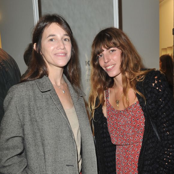 Charlotte Gainsbourg et Lou se sont retrouvées en plein coeur de la vente de la maison bretonne de leur mère Jane Birkin
Lou Doillon et Charlotte Gainsbourg - Paris - Inauguration de la galerie cinema de Anne Dominique Toussaint et vernissage de l'exposition " Point of View " de Kate Barry 