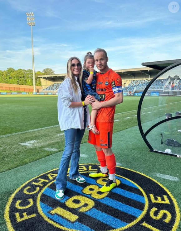 Tandis que son compagnon Simon Pontdemé, père de sa fille Alma, est footballeur.
Estelle Sabathier, ancienne Miss, est enceinte de son deuxième enfant.