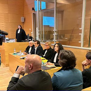 Pierre Palmade au tribunal de Melun avec ses avocats pour son procès pour blessures involontaires à la suite d'un accident de la route en février 2023 dans lequel sa voiture a percuté un autre véhicule à Melun le 20 novembre 2024. © BFM TV via Bestimage