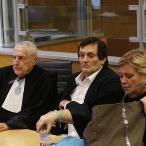 Pierre Palmade au tribunal de Melun avec ses avocats Me Alain Barsikian et Me Céline Lasek pour son procès pour blessures involontaires à la suite d'un accident de la route en février 2023 dans lequel sa voiture a percuté un autre véhicule à Melun. Le 20 novembre 2024. © Christophe Clovis / Bestimage
