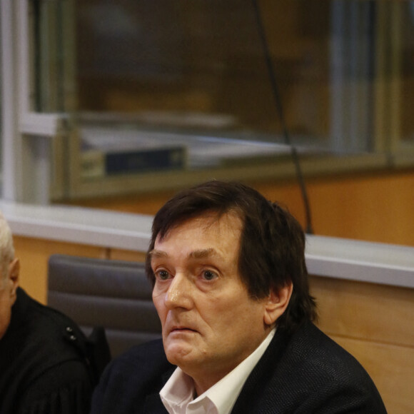 Pierre Palmade au tribunal de Melun avec ses avocats pour son procès pour blessures involontaires à la suite d'un accident de la route en février 2023 dans lequel sa voiture a percuté un autre véhicule à Melun. Le 20 novembre 2024. © Christophe Clovis / Bestimage  Pierre Palmade in court in Melun with his lawyers for his trial for involuntary injury following a road accident in February 2023 in which his car collided with another vehicle in Melun. 