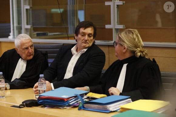 Pierre Palmade au tribunal de Melun avec ses avocats Me Alain Barsikian et Me Céline Lasek pour son procès pour blessures involontaires à la suite d'un accident de la route en février 2023 dans lequel sa voiture a percuté un autre véhicule à Melun. Le 20 novembre 2024. © Christophe Clovis / Bestimage  Pierre Palmade in court in Melun with his lawyers for his trial for involuntary injury following a road accident in February 2023 in which his car collided with another vehicle in Melun. 