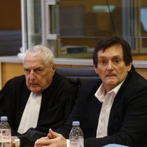 Pierre Palmade au tribunal de Melun avec ses avocats Me Alain Barsikian et Me Céline Lasek pour son procès pour blessures involontaires à la suite d'un accident de la route en février 2023 dans lequel sa voiture a percuté un autre véhicule à Melun. Le 20 novembre 2024. © Christophe Clovis / Bestimage  Pierre Palmade in court in Melun with his lawyers for his trial for involuntary injury following a road accident in February 2023 in which his car collided with another vehicle in Melun. 