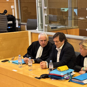 Pierre Palmade au tribunal de Melun avec ses avocats Me Alain Barsikian et Me Céline Lasek pour son procès pour blessures involontaires à la suite d'un accident de la route en février 2023 dans lequel sa voiture a percuté un autre véhicule à Melun. Le 20 novembre 2024. © Christophe Clovis / Bestimage  Pierre Palmade in court in Melun with his lawyers for his trial for involuntary injury following a road accident in February 2023 in which his car collided with another vehicle in Melun. 