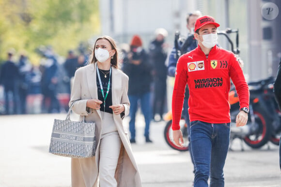 Charles Leclerc et son ex-compagne Charlotte Siné lors des essais du Grand Prix d’Emilie-Romagne de Formule 1 2021 au circuit Enzo e Dino Ferrari (Imola), Italie, le 16 avril 2021. © DPPI/Panoramic/Bestimage