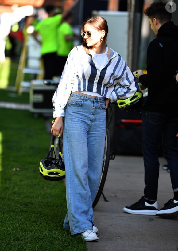 Charles Leclerc et son ex-compagne Charlotte Siné font du vélo sur le circuit urbain d'Adélaïde en préparation du Grand Prix d'Australie. Adélaïde, le 10 mars 2020. © Motorsport Images / Panoramic / Bestimage