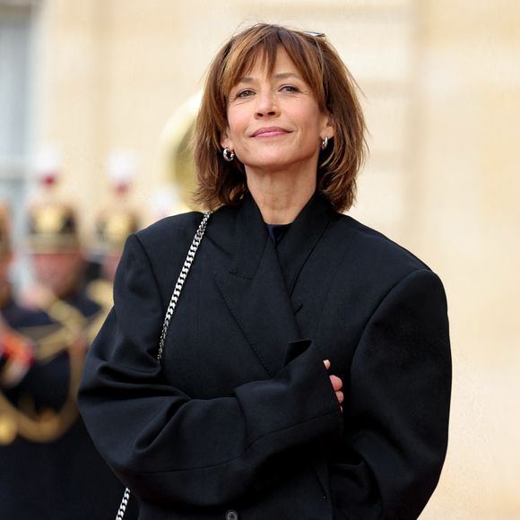 A savoir Sophie Marceau
Sophie Marceau - Arrivée des invités au dîner d'Etat en l'honneur du président chinois Xi Jinping et de sa femme la Première Dame Peng Liyuan au palais présidentiel de l'Elysée à Paris, France, le 6 mai 2024. © Cyril Moreau/Bestimage 